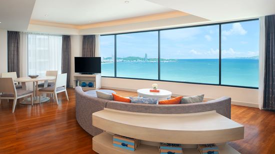 club-executive-ocean-suite_living-room