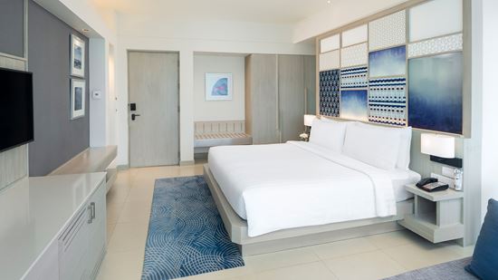 deluxe-pool-view-king-1