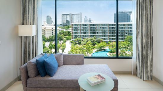 deluxe-pool-view_sofa