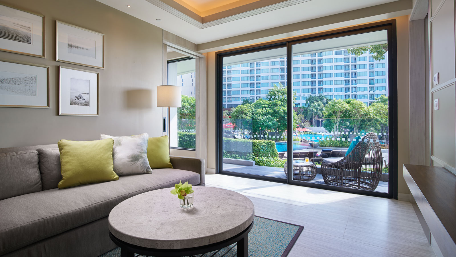 Living room and balcony with pool access in Grand Amari Suite Poolside - 아마리 파타야