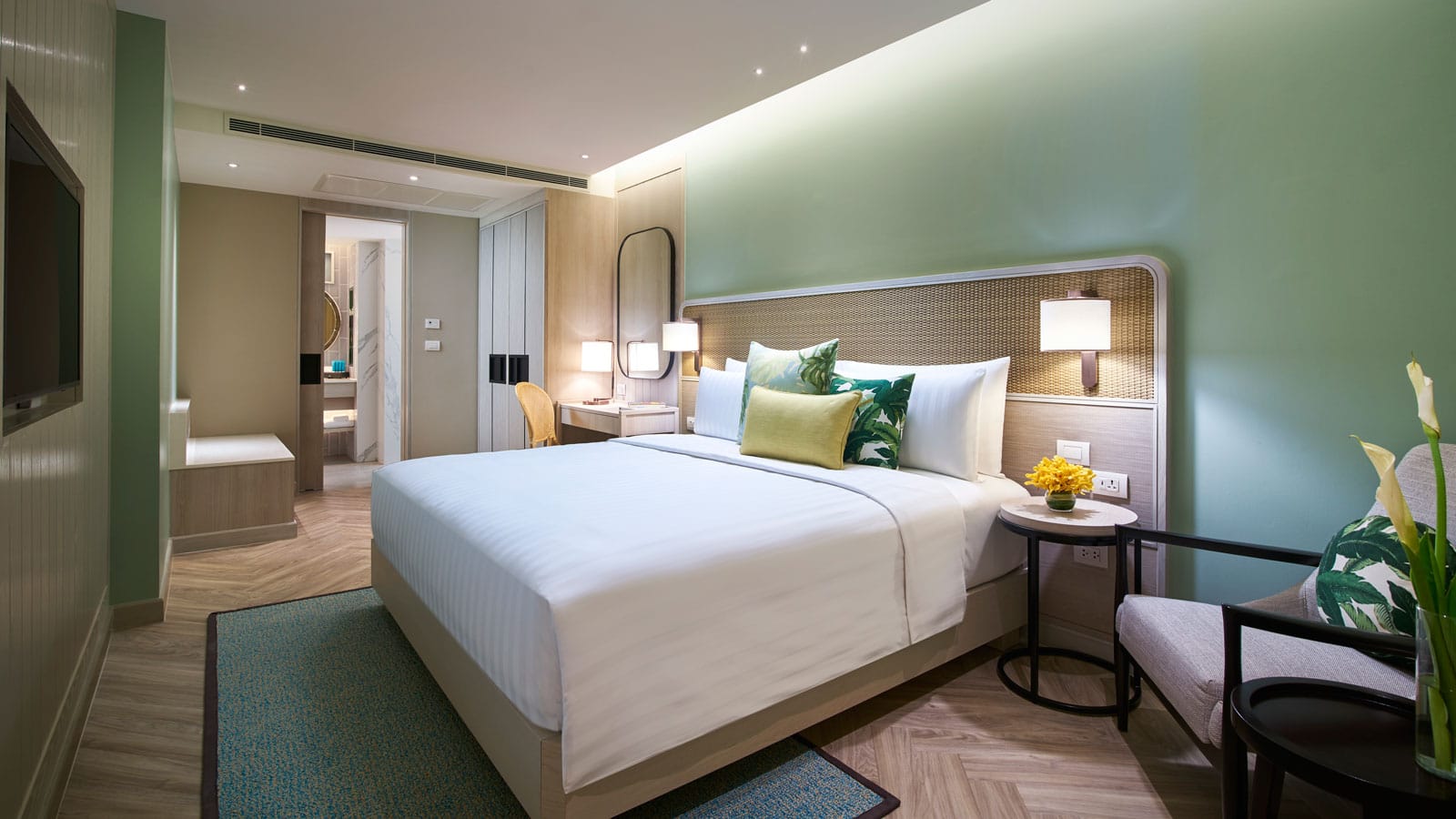 Master bedroom and second bedroom in Grand Amari Suite Poolside - 아마리 파타야
