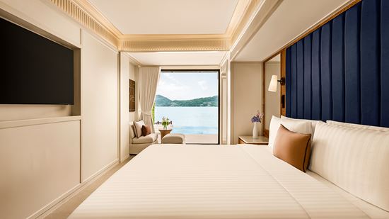 Club Beachfront Pool Suite