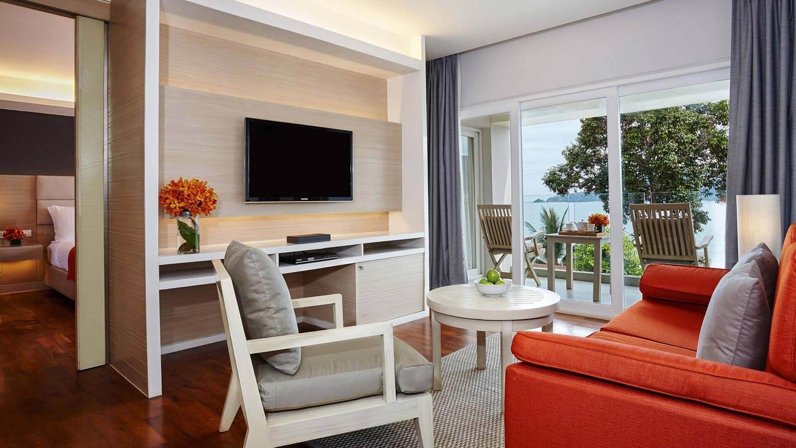 Separate living and dining room in Corner Suite Ocean Front Balcony - 普吉岛阿玛瑞度假酒店