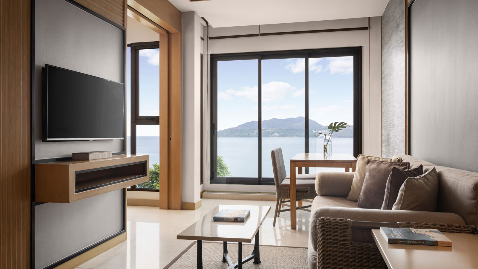 Separate living and dining room in One Bedroom Suite Ocean View Coral Lounge -  מארי פוקט (Amari Phuket)