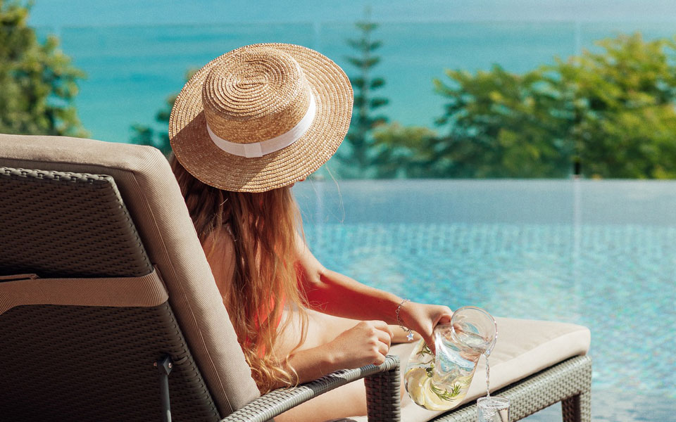 日光浴甲板和躺椅 - 普吉岛阿玛瑞度假酒店