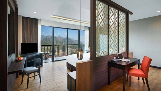 Deluxe River View with Balcony - อมารี วังเวียง
