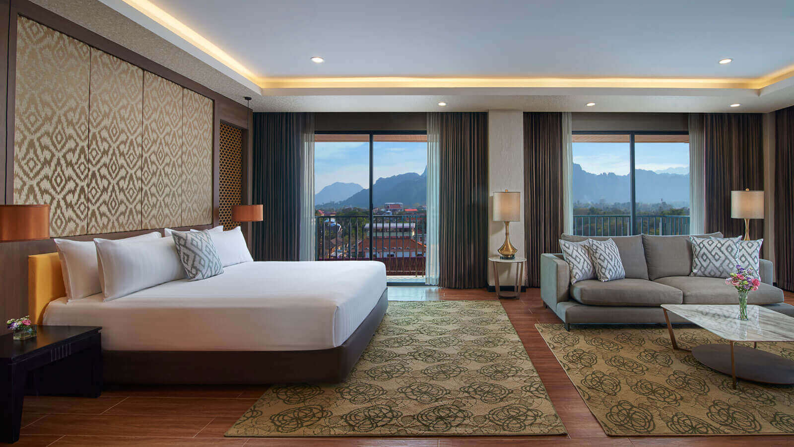 Balcony in Executive One Bedroom Suite River View with Balcony - אמארי ואנג ויאנג לאוס (Amari Vang Vieng)