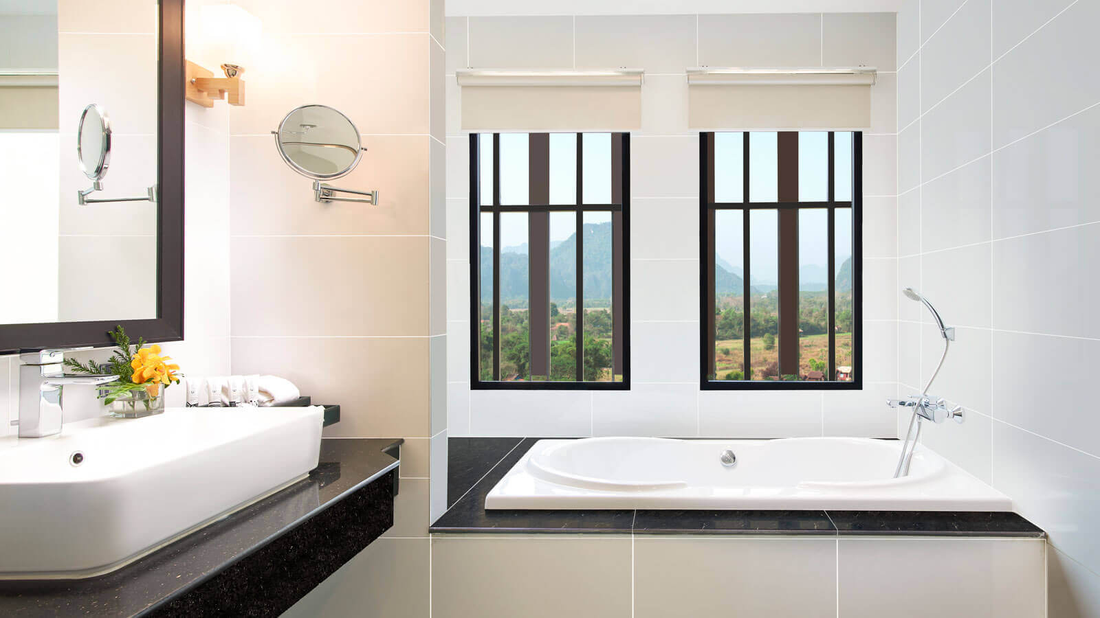 Bathroom in One Bedroom Suite River View with Balcony - אמארי ואנג ויאנג לאוס (Amari Vang Vieng)