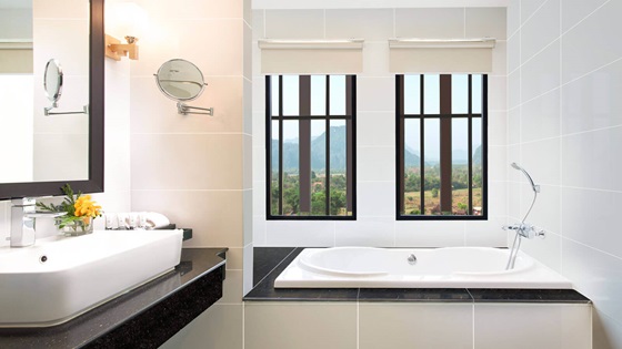Bathroom in Grand Deluxe River View - อมารี วังเวียง