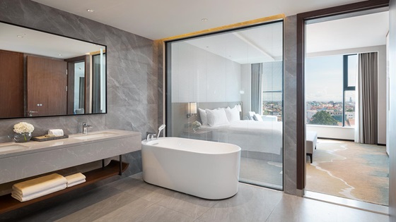 Junior Suite City View - Bathroom - Amari Vientiane