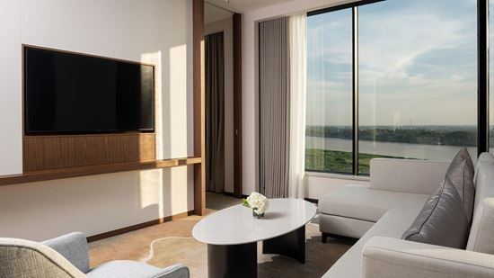 junior-suite-river-view_living_full-view