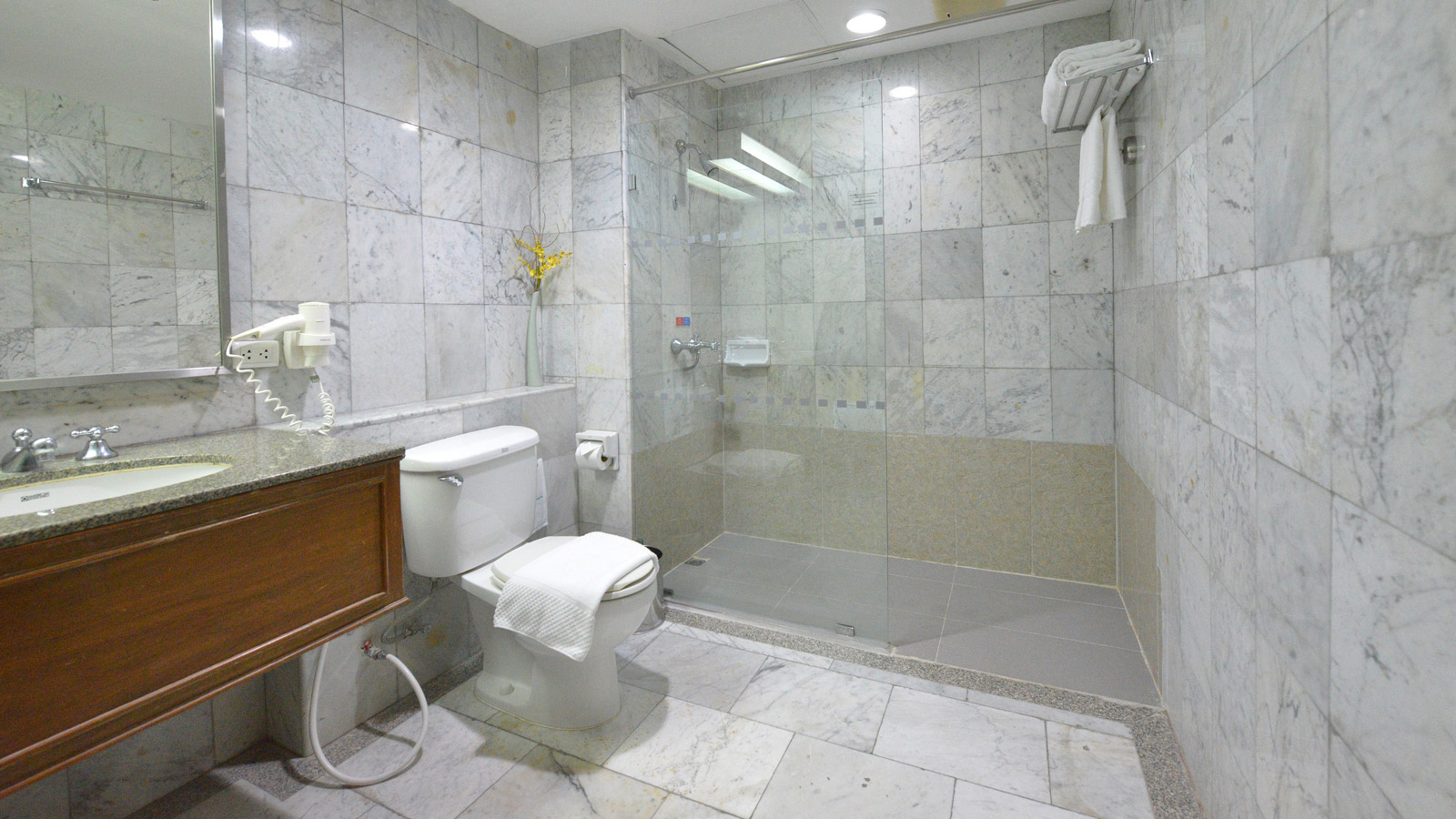 Two Bedroom Suites - Bathroom at Loei Palace Hotel - 黎府宫殿酒店
