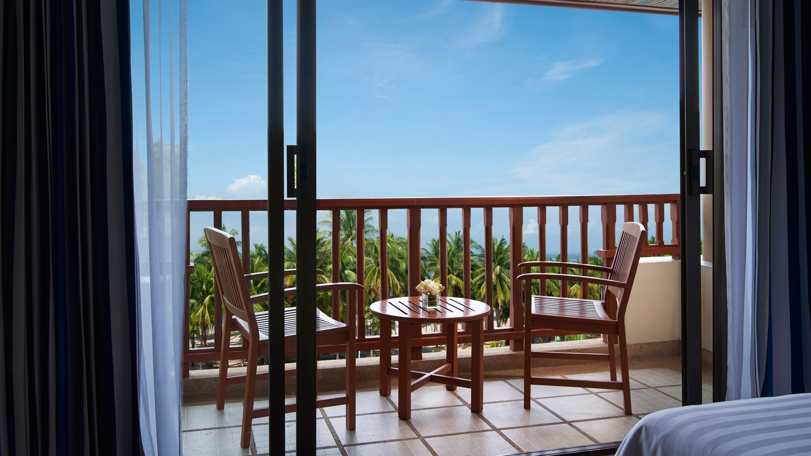 Private balcony in Deluxe - The Tide Resort - 观潮度家村