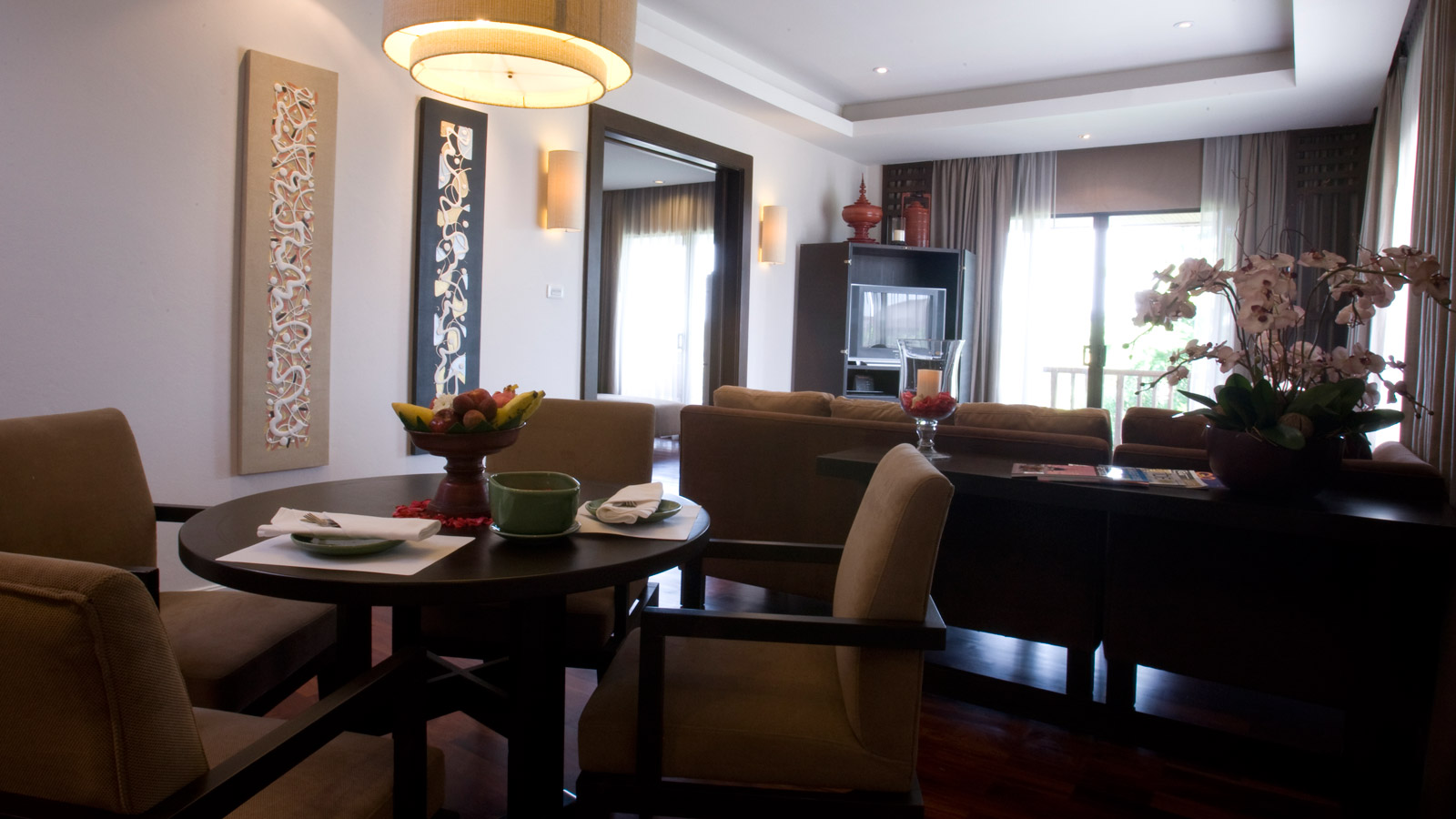 Separate living and dining room in The Tide Suite - The Tide Resort - ザ タイド リゾート