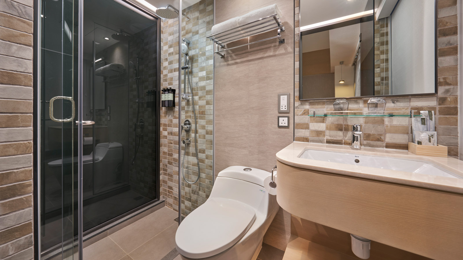 豪华大床房 (1.6米) - 浴室 - 丽富酒店 （图片仅供参考，或与实际环境略有不同） - 香港丽富酒店