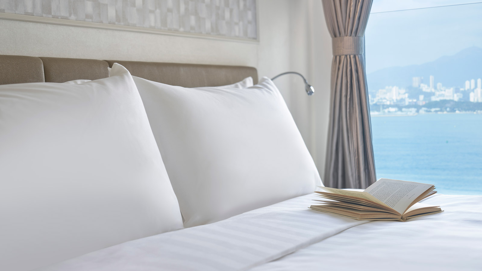 一卧室海景套房 - 大床 - 丽富酒店 （图片仅供参考，或与实际环境略有不同） - 香港丽富酒店