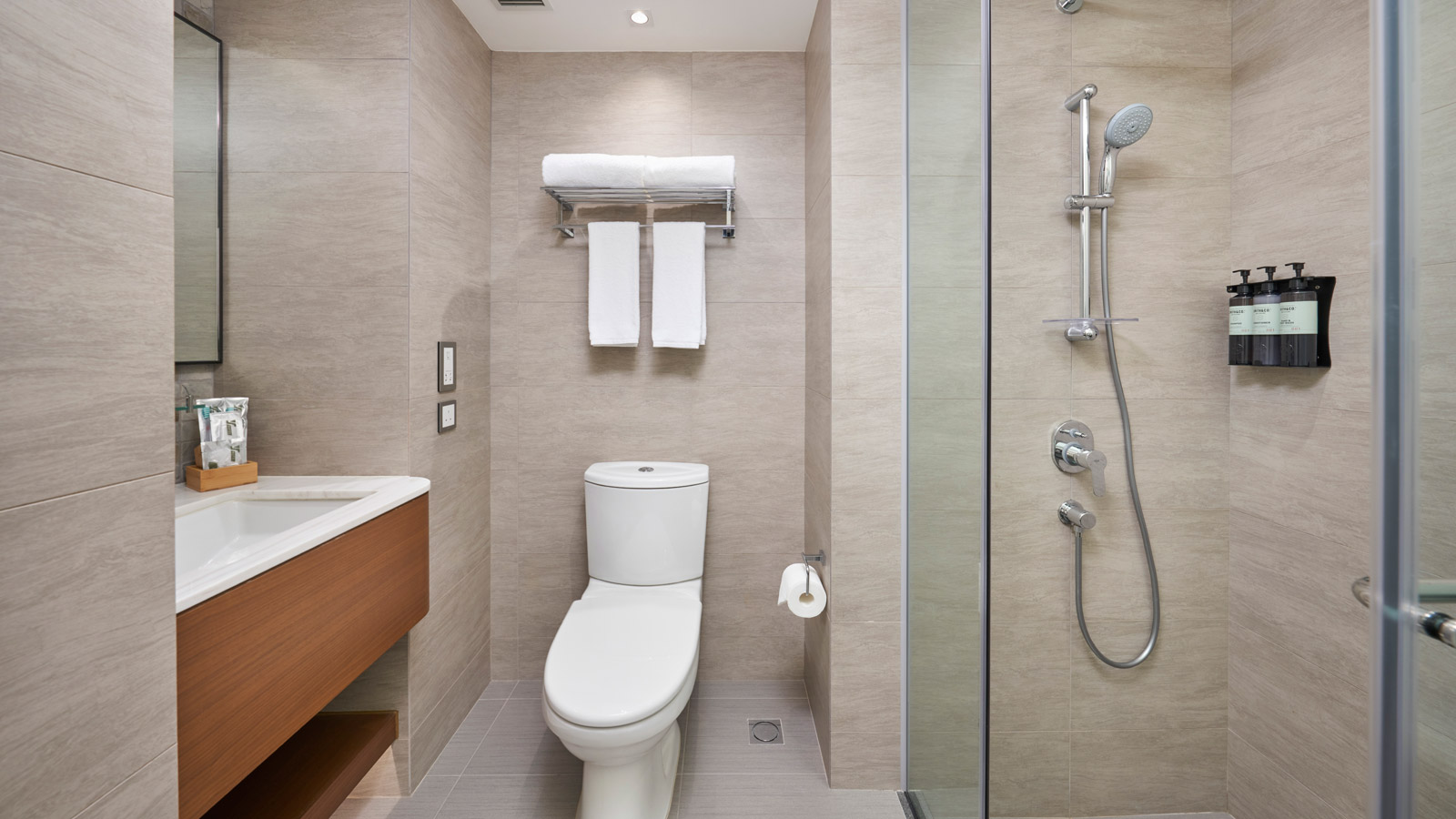高级大床房 (1.8米) - 浴室 - 丽富酒店 （图片仅供参考，或与实际环境略有不同） - 香港丽富酒店