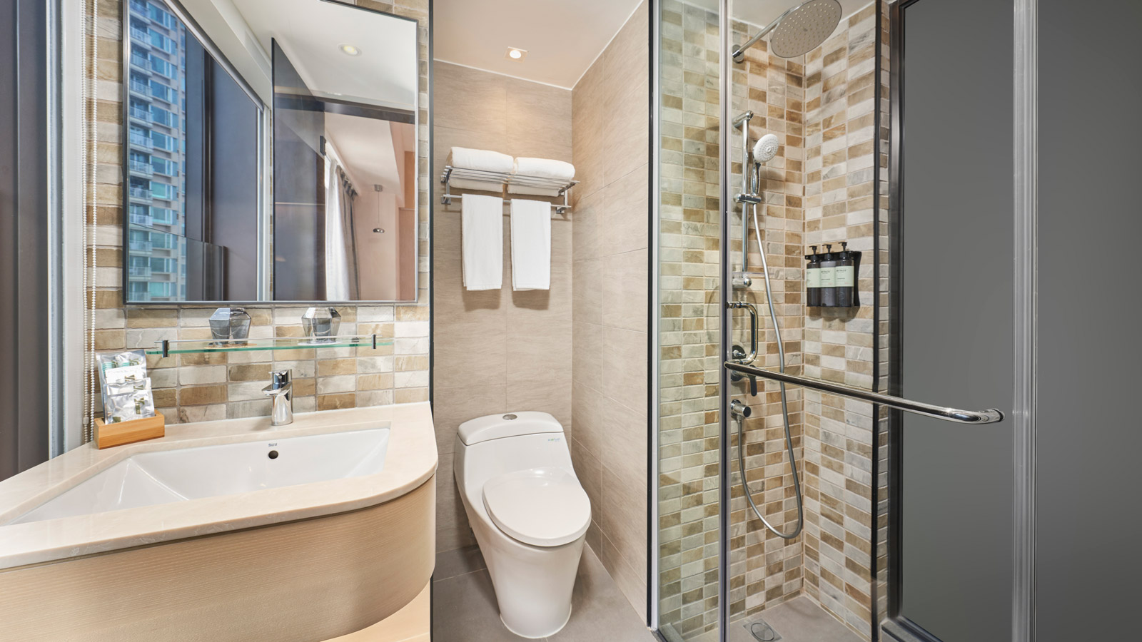 高级双床房 - 浴室 - 丽富酒店 （图片仅供参考，或与实际环境略有不同） - 香港丽富酒店
