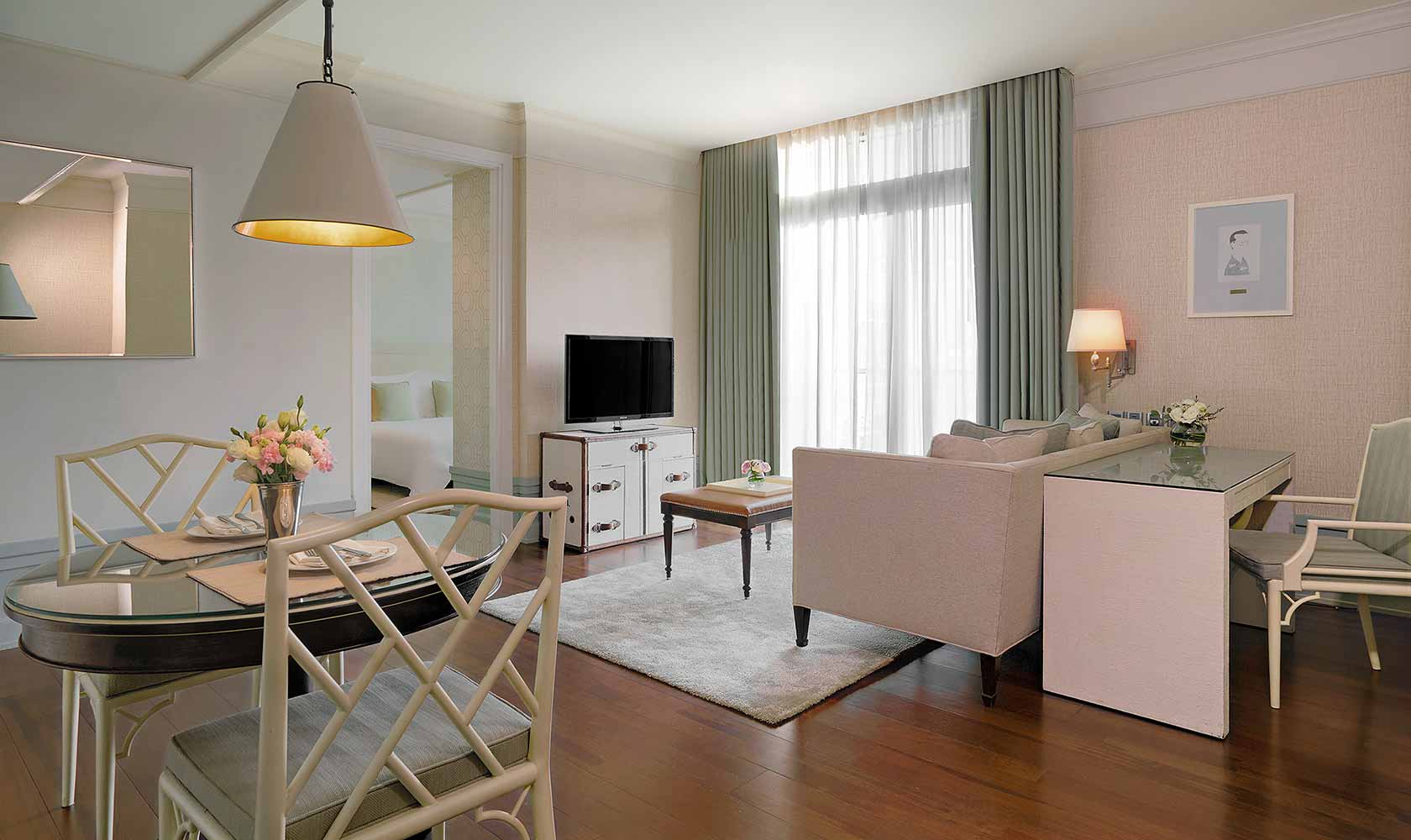 Separate living and dining room in One Bedroom Suite City View - โอเรียนเต็ล เรสซิเดนซ์ กรุงเทพฯ