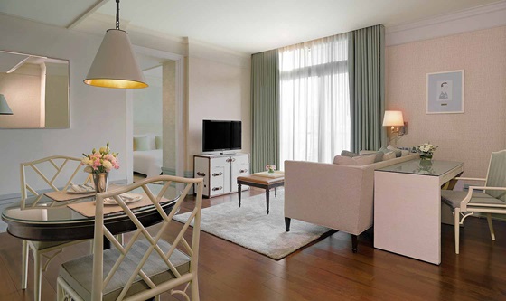 Separate living and dining room in One Bedroom Suite City View - Oriental Residence Bangkok