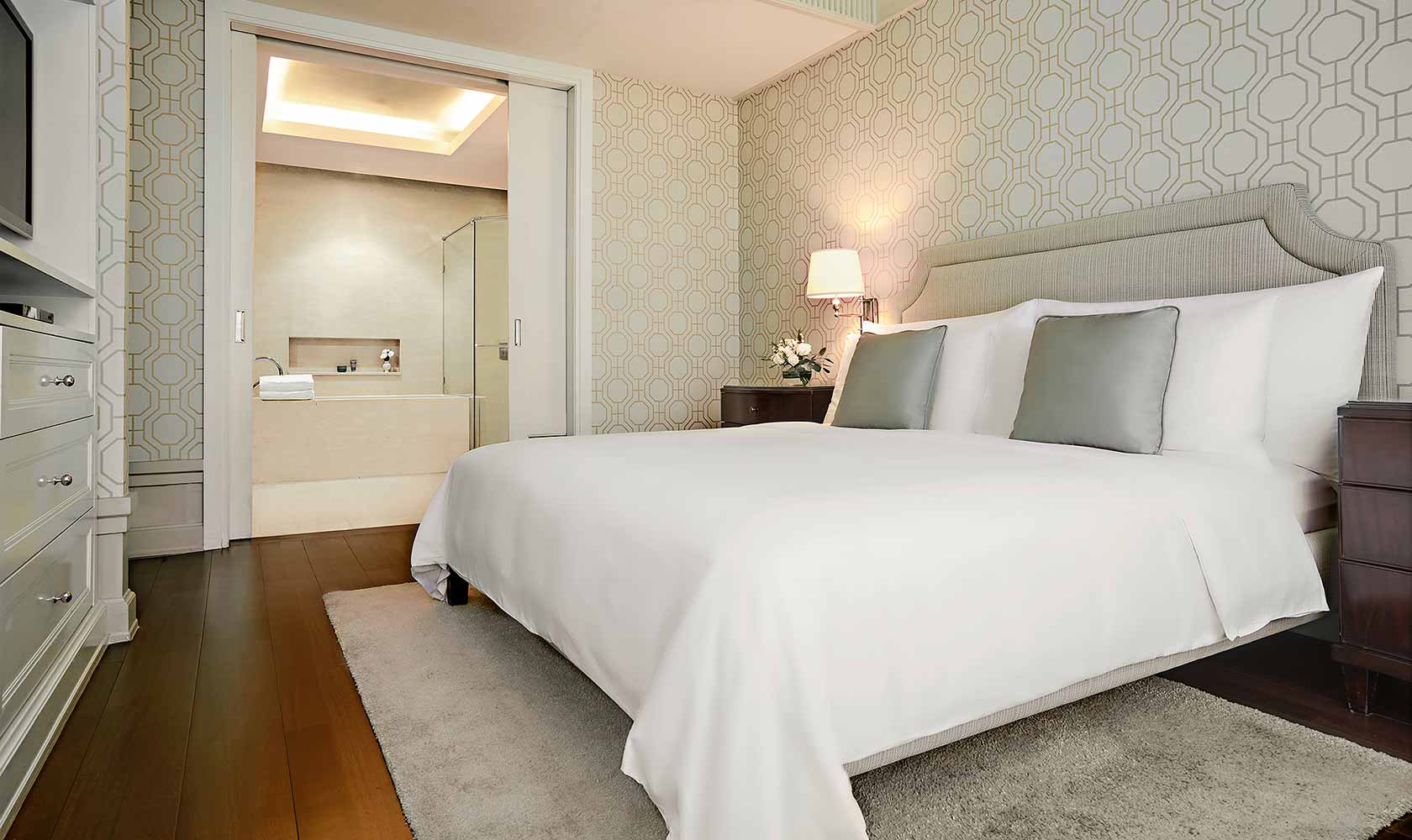 King-sized bed in One Bedroom Corner Suite - Oriental Residence Bangkok