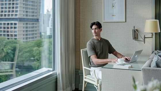 Working Table in One Bedroom Corner Suite - Oriental Residence Bangkok