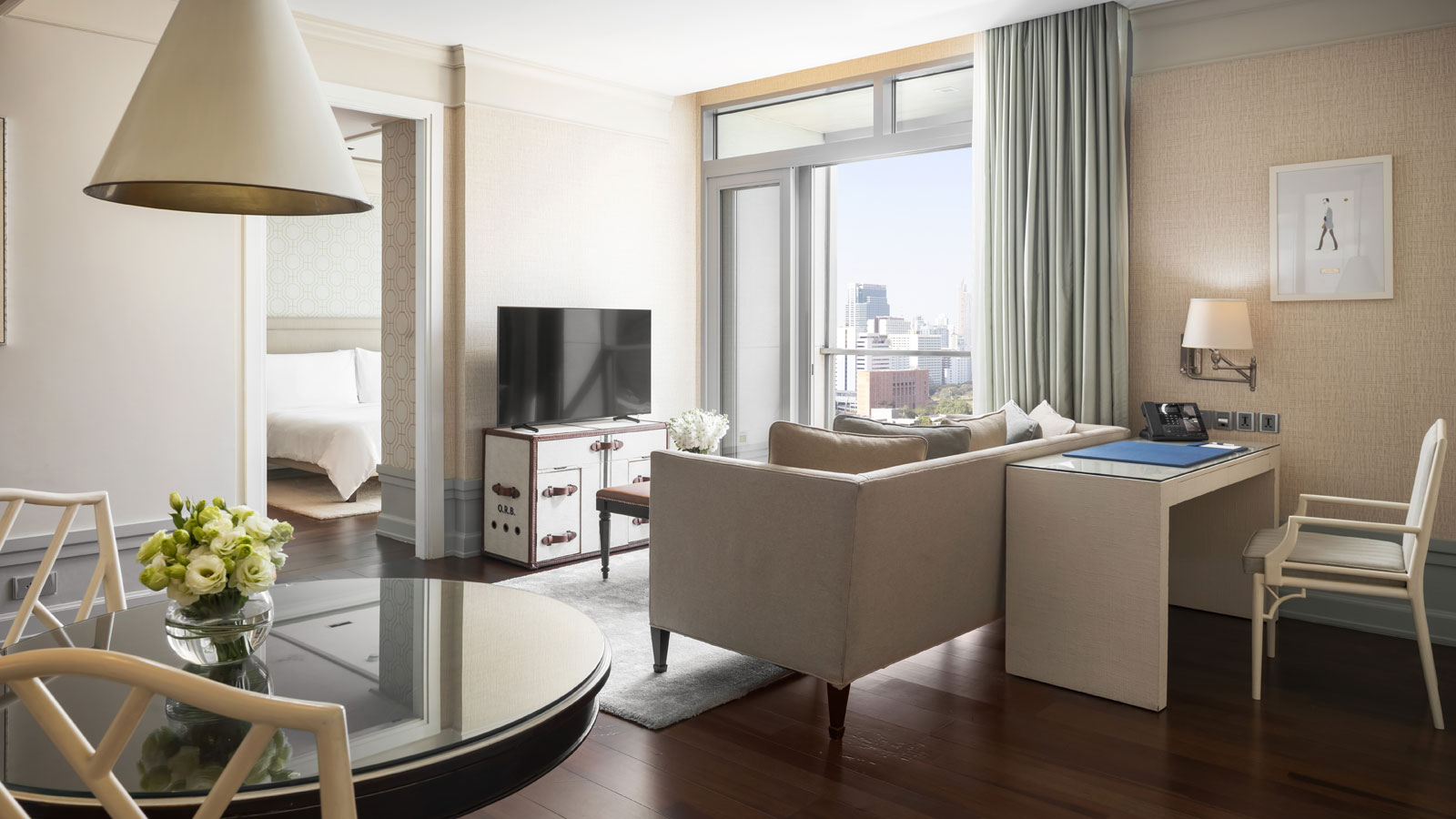 Dining table and kitchenette in One Bedroom Suite Park View - Oriental Residence Bangkok
