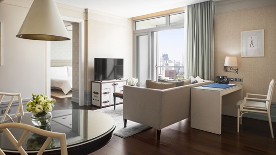 Dining table and kitchenette in One Bedroom Suite Park View - Oriental Residence Bangkok
