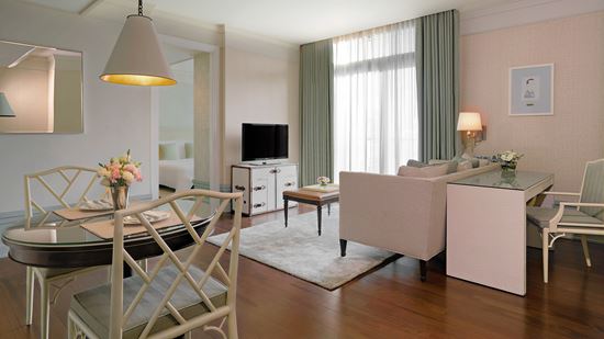 one-bedroom-suite_living-and-dining-area-2