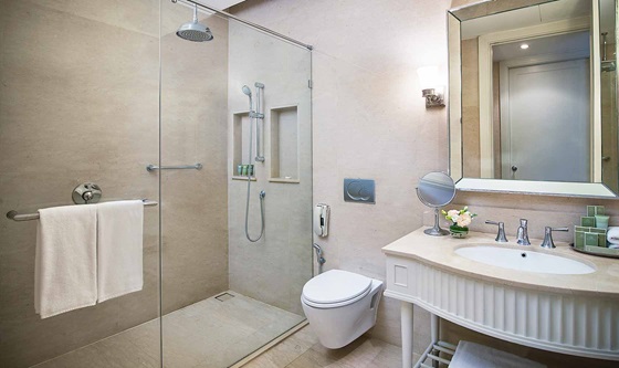En-suite bathroom of second bedroom in Three Bedroom Suite - Oriental Residence Bangkok
