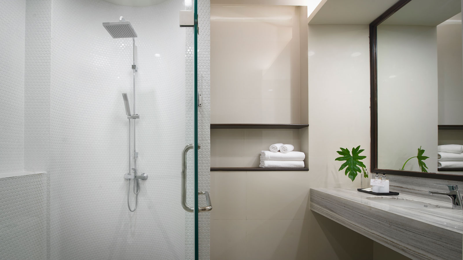Deluxe bathroom - Emmaline Hotel Nan - Emmaline Hotel Nan