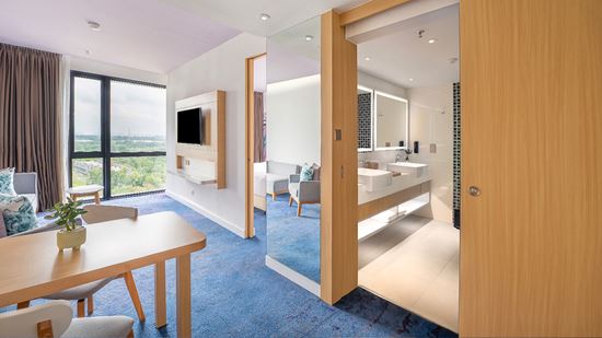 junior-suite-lake-view_bathroom-living-area