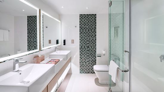 junior-suite-lake-view_bathroom