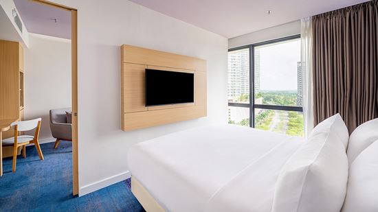 junior-suite-lake-view_bedroom-1