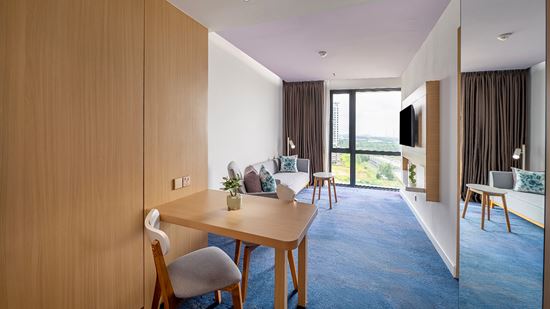 junior-suite-lake-view_living-area-1