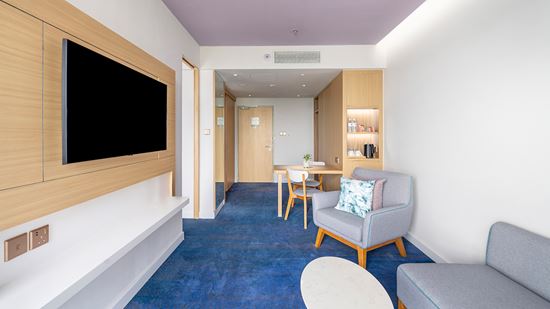 junior-suite-lake-view_living-area-2