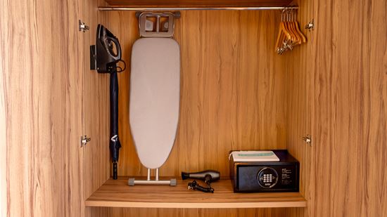 junior-suite-lake-view_wardrobe