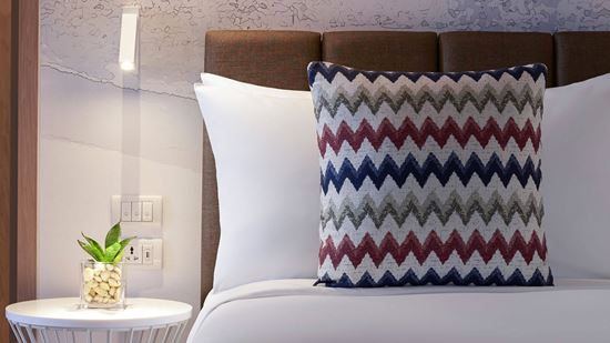 Deluxe - Close Up Deluxe - Close Up