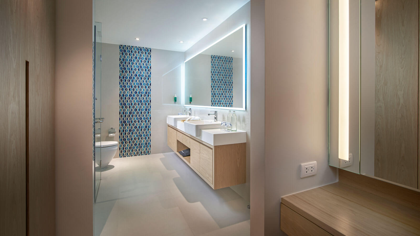  One Bedroom Suite Balcony - Bathroom - OZO Phuket