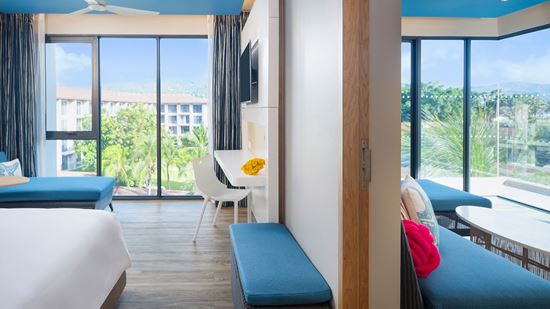 one-bedroom-suite-pool-balcony_1