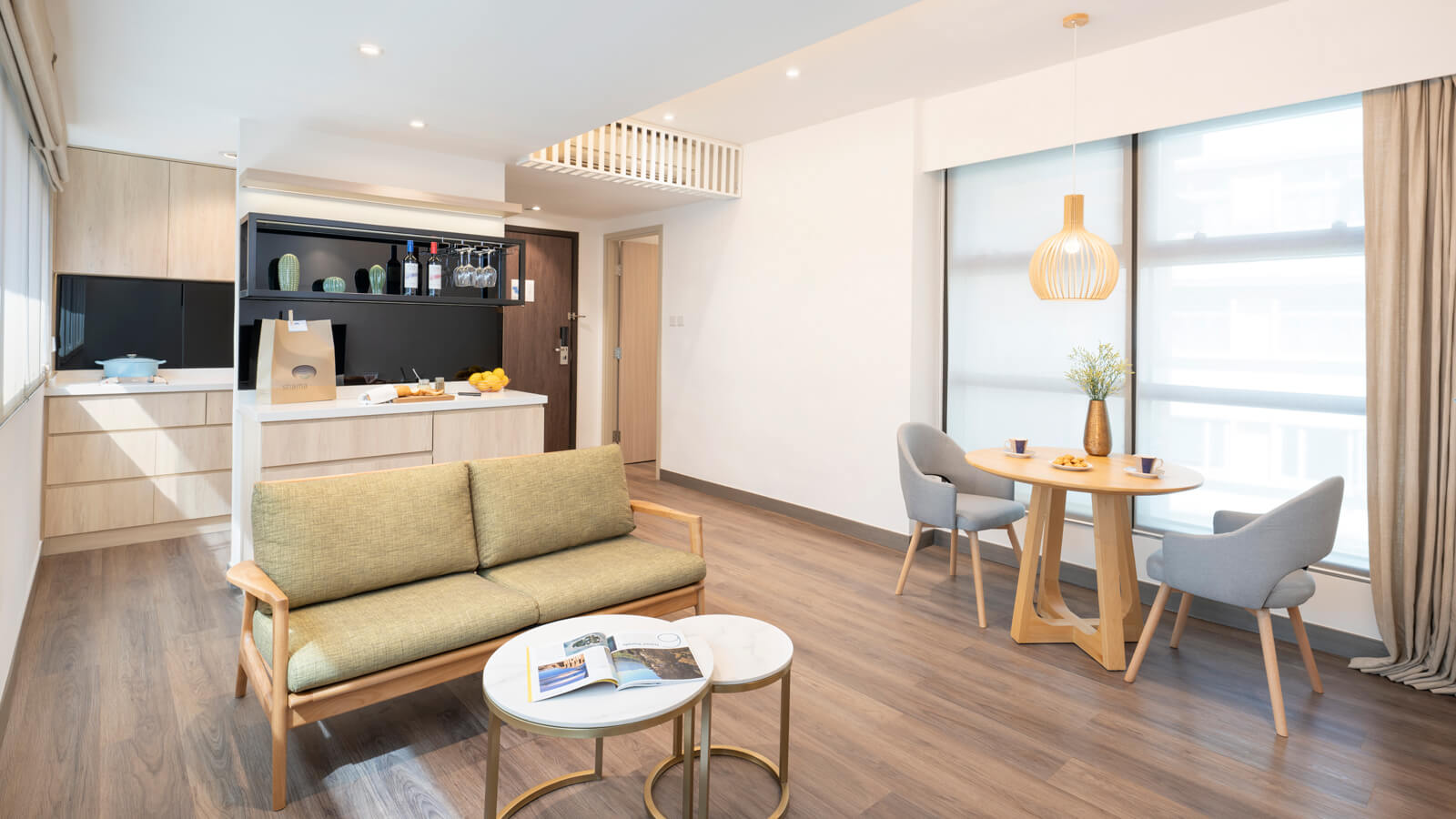 One Bedroom - Living & Dining Room Overview - 香港莎瑪中環服務式公寓