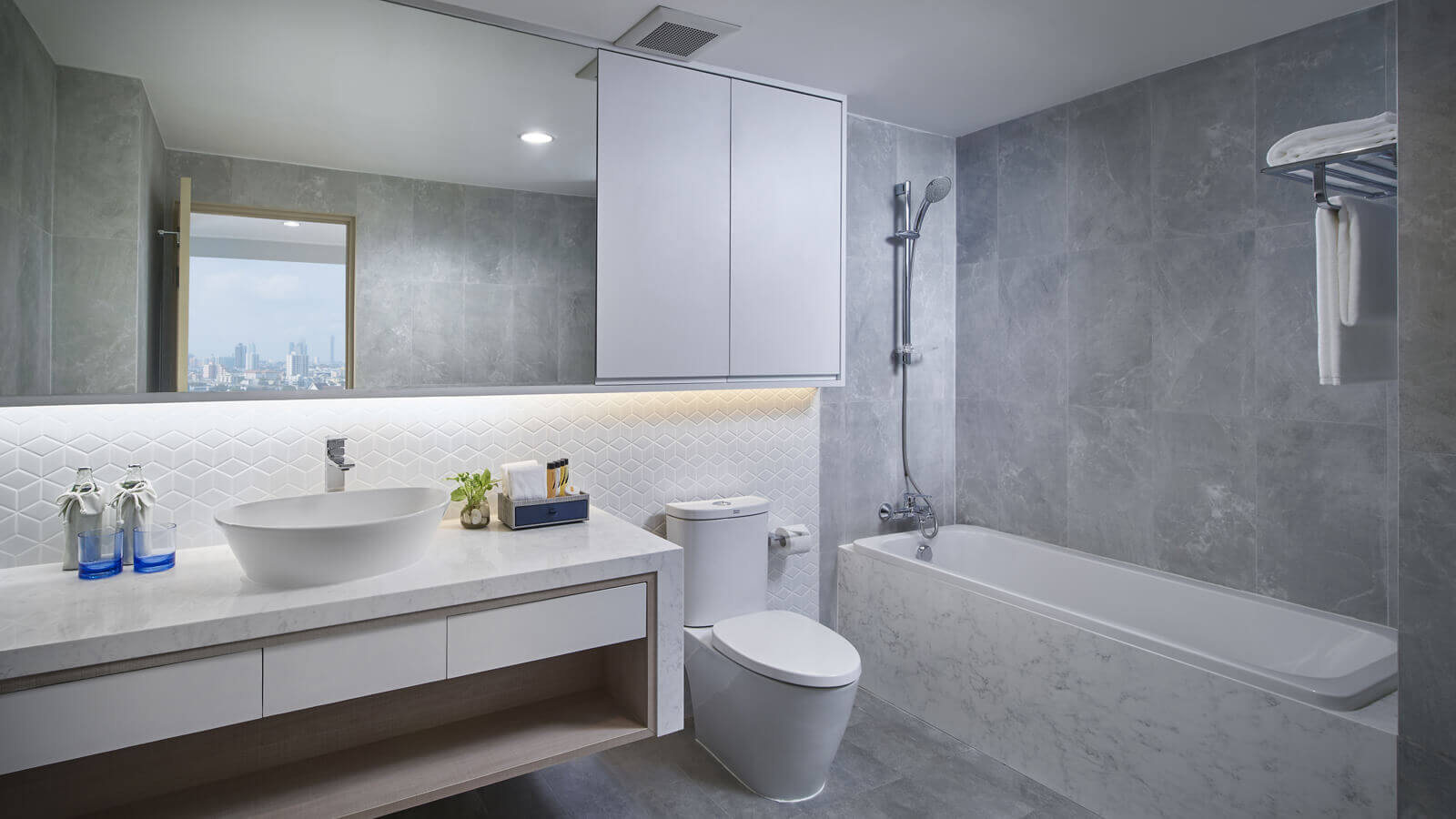 One Bedroom Lakeview - Bathroom - 曼谷莎瑪阿索克湖景服務式公寓