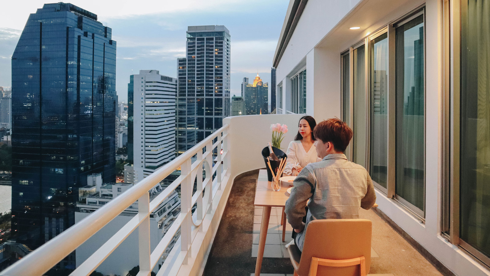 Studio Lakeview - Dinner on the balcony - 曼谷莎瑪阿索克湖景服務式公寓