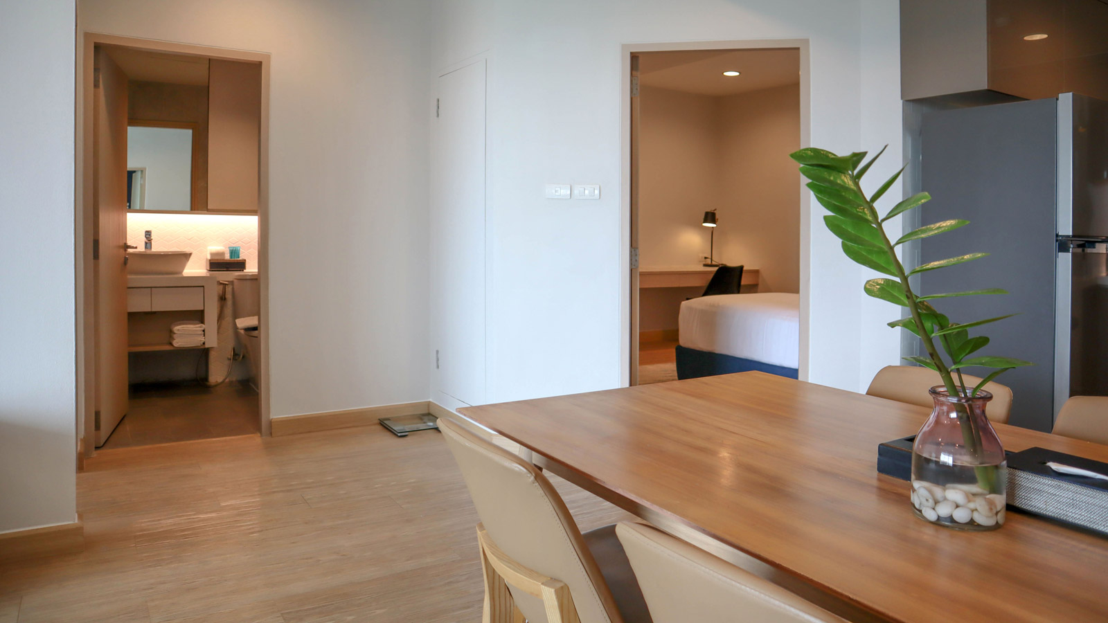 Three Bedroom Lakeview - Dining area - 曼谷莎瑪阿索克湖景服務式公寓