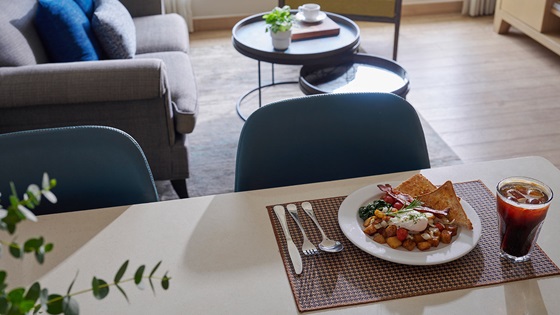 Two Bedroom - Living and Dining Area - 샤마 레이크뷰 아속 방콕