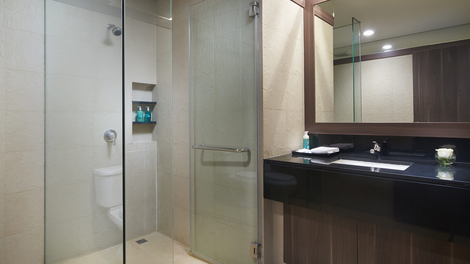 尊貴三房單位的次臥室的浴室 - 曼谷莎瑪素坤逸服務式公寓 - 曼谷莎瑪素坤逸服務式公寓