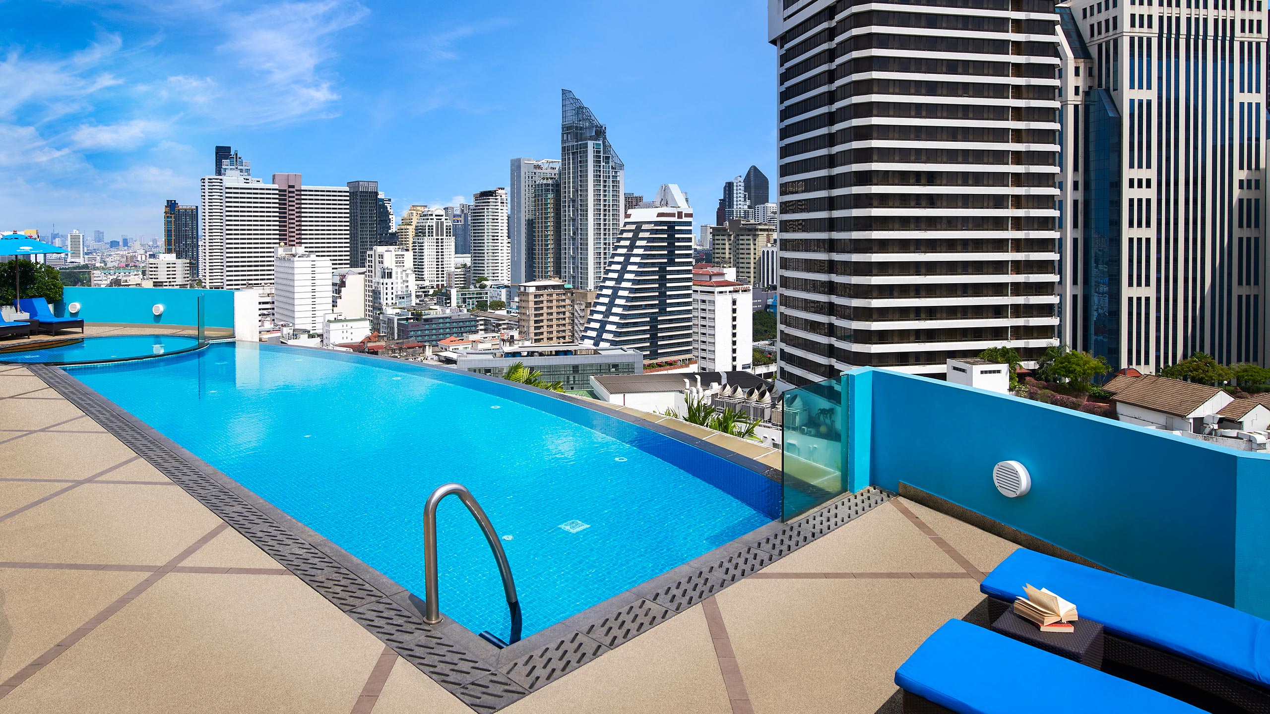 main-full_swimming-pool_xl