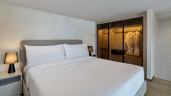 grand-deluxe-one-bedroom-loft-corner_bedroom