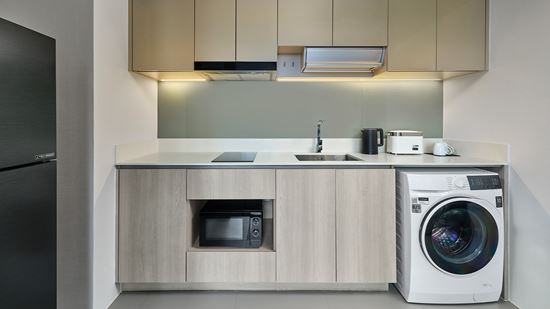 grand-deluxe-one-bedroom-loft-corner_kitchen