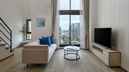 grand-deluxe-one-bedroom-loft-corner_living-area